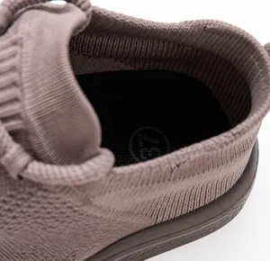 Dettaglio macro della maglia traspirante viola e del colletto elastico della scarpa
