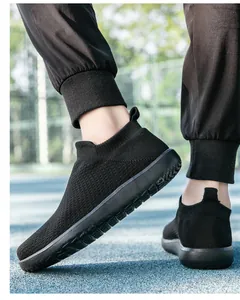 Gros plan de baskets pieds nus en maille respirante noire avec semelle en caoutchouc