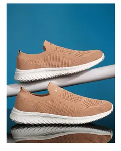 Detail van kaki instap-wandelschoenen met ademend mesh en flexibele witte zool