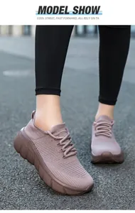 Scatto outdoor di sneaker in mesh rosa traspirante con suole spesse ammortizzate