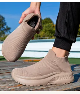 Nahaufnahme der leichten khakifarbenen Slip-On-Walkingschuhe mit robuster Strickoberfläche