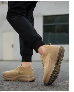 Detailansicht khakifarbener Mesh-Laufschuhe mit dicker Dämpfungssohle und Wellentextur