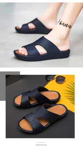 Détails des mules bleu marine avec texture crocodile et semelle intérieure antidérapante