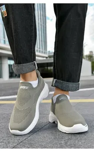 Vista dal basso di sneakers slip-on in maglia verde oliva con suola bianca ammortizzata uomo