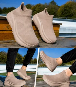 Detaillierte Stricktextur und leichte dicke Sohle der beigen Slip-On-Walkingschuhe