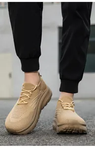 Nahaufnahme der khakifarbenen, atmungsaktiven Strickschuhe mit dicker Sohle und Schnürung