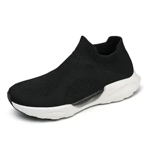 Atmungsaktive Herren Slipper aus schwarzem Strickgewebe mit dicker weißer Dämpfungssohle