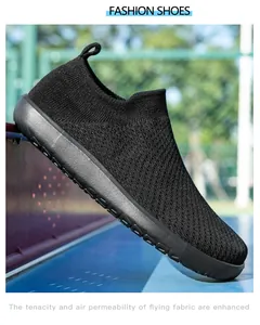 Gros plan de baskets de sport noires en maille respirante sur un banc de terrain coloré