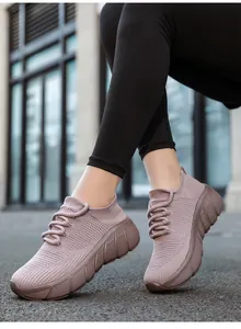 Sneaker platform in maglia traspirante color malva indossate su strada all'aperto