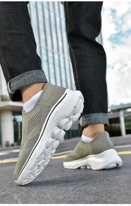 Trama dettagliata del tessuto fly-knit grigio-verde sui mocassini traspiranti da uomo