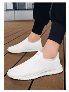 Detail van witte gebreide slip-on sneakers met ademend mesh en SPORTS-logo op de kraag