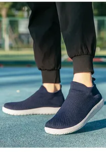 Détail de chaussures de marche en tricot bleu marine sur une piste de sport