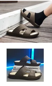 Détail de sandale marron foncé avec texture crocodile embossée et semelle épaisse confortable