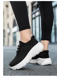 Dettaglio scarpe da camminata in maglia nera traspirante con spessa suola bianca ammortizzata