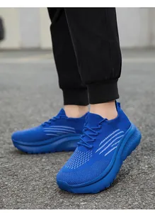 Detailansicht der blauen Mesh-Sneaker mit weißen Streifen und dicker gepolsterter Sohle