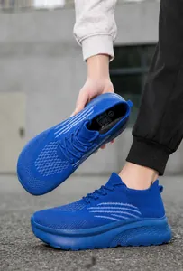 Detailansicht der atmungsaktiven hellblauen Mesh-Laufschuhe mit dicker Profilsohle