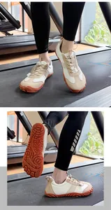 Détail de chaussure barefoot à bout large avec semelle orange et lacets élastiques