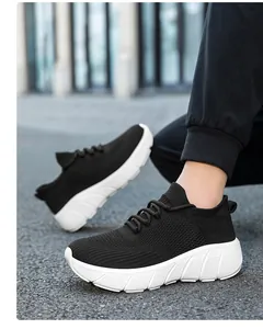 Dettaglio della tomaia in maglia traspirante e suola ammortizzata delle scarpe
