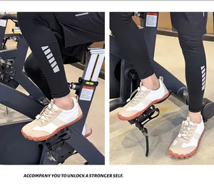 Détail de chaussures de rivière blanc cassé avec semelles antidérapantes pour le fitness