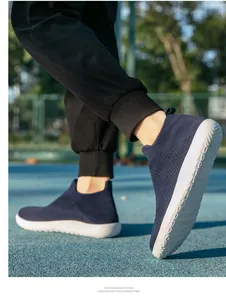 Photo de chaussures chaussettes bleu marine tricotées avec semelle blanche antidérapante