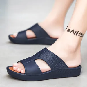 Claquettes Décontractées pour Hommes Texture Crocodile EVA Semelle Épaisse Antidérapante Slides de Plage Extérieur Été