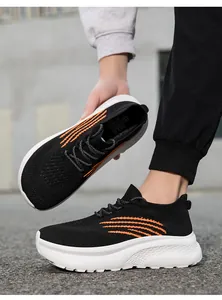 Detailansicht der atmungsaktiven Flyknit-Sneaker mit Dämpfung und dem Größenetikett