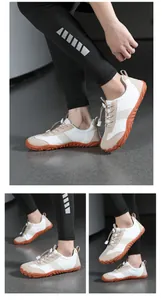 Détail de chaussures pieds nus respirantes avec laçage rapide et semelles orange antidérapantes