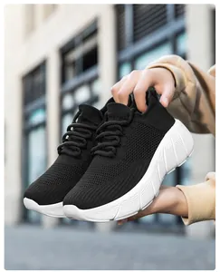 Dettaglio di sneaker a calzino in mesh nero con suola spessa bianca antiscivolo
