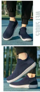 Détail de baskets en maille bleu marine avec semelle antidérapante sur une piste de sport