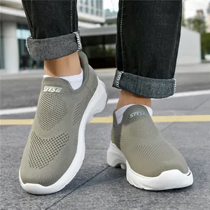 Sneakers slip-on da uomo in mesh traspirante verde oliva con suola bianca leggera