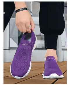 Detailopname van paarse ademende fly-knit sneakers met flexibele elastische sportkraag
