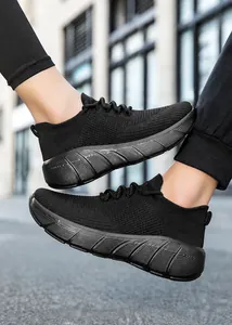 Dettaglio scarpe da corsa in mesh traspirante nero con suole spesse ammortizzate e sagomate