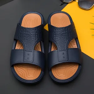 Sandales homme bleu marine à texture crocodile sur un fond jaune élégant et moderne