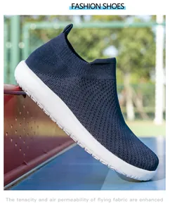 Gros plan du tissu de maille bleu foncé montrant la respirabilité et la ténacité du soulier