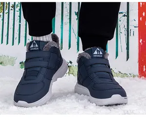 Détail de bottes de neige bleu marine avec double velcro et doublure en fourrure chaude