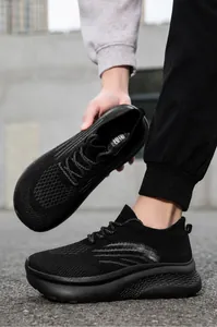 Detailansicht der schwarzen atmungsaktiven Strick-Wanderschuhe mit gedämpfter Sohle