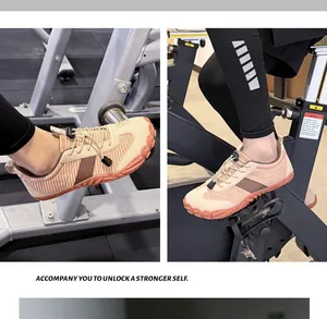 Détail de chaussures barefoot avec laçage élastique et semelle en caoutchouc orange