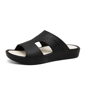 Claquettes homme avec texture crocodile et semelle épaisse en noir et blanc