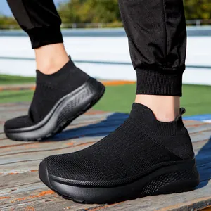 Leichte schwarze Strick-Sneaker zum Reinschlüpfen mit atmungsaktivem Mesh und dicker Sohle