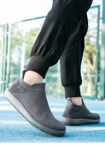 Détail de chaussures de marche en maille gris foncé sans lacets sur une piste bleue