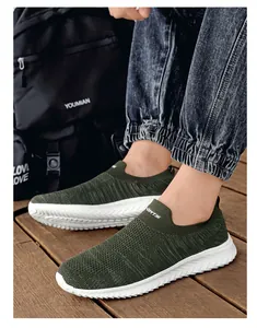 Detailweergave van legergroene gebreide sneakers met witte golfzool en SPORTS-logo
