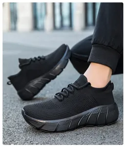 Dettaglio di scarpe sportive nere traspiranti con suola spessa antiscivolo su strada