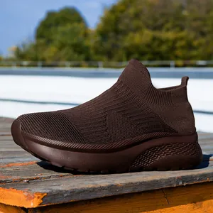 Dunkelbraune Slip-On Sneaker aus Mesh mit atmungsaktivem Strick und dicker Sohle