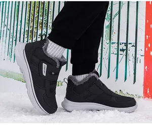 Détail de botte de neige chaude avec doublure polaire et fermeture velcro facile