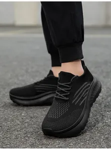 Detail von schwarzem atmungsaktivem Mesh-Sneaker mit dicker rutschfester Sohle im Freien