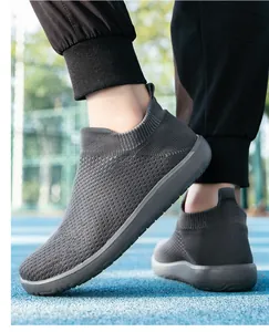Vue latérale de chaussures pieds nus gris foncé en tricot sur piste bleue
