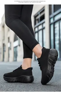 Vista delle scarpe sportive in maglia nera traspirante con suola spessa ammortizzata