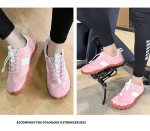 Détail des chaussures de sport pieds nus roses avec semelles antidérapantes pour le fitness