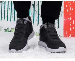 Détail de bottes de neige d'hiver avec double velcro et doublure en polaire chaude grise