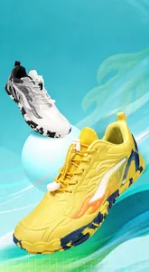 Détail du système de laçage rapide et des semelles crantées de chaussures de sport
